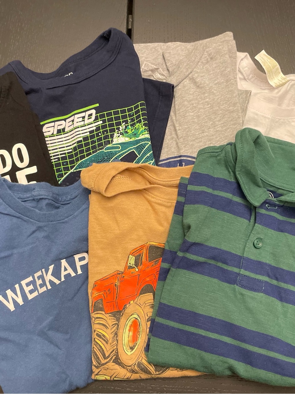 6 boys t-shirts and 1 polo shirt. Size small (6/7)
